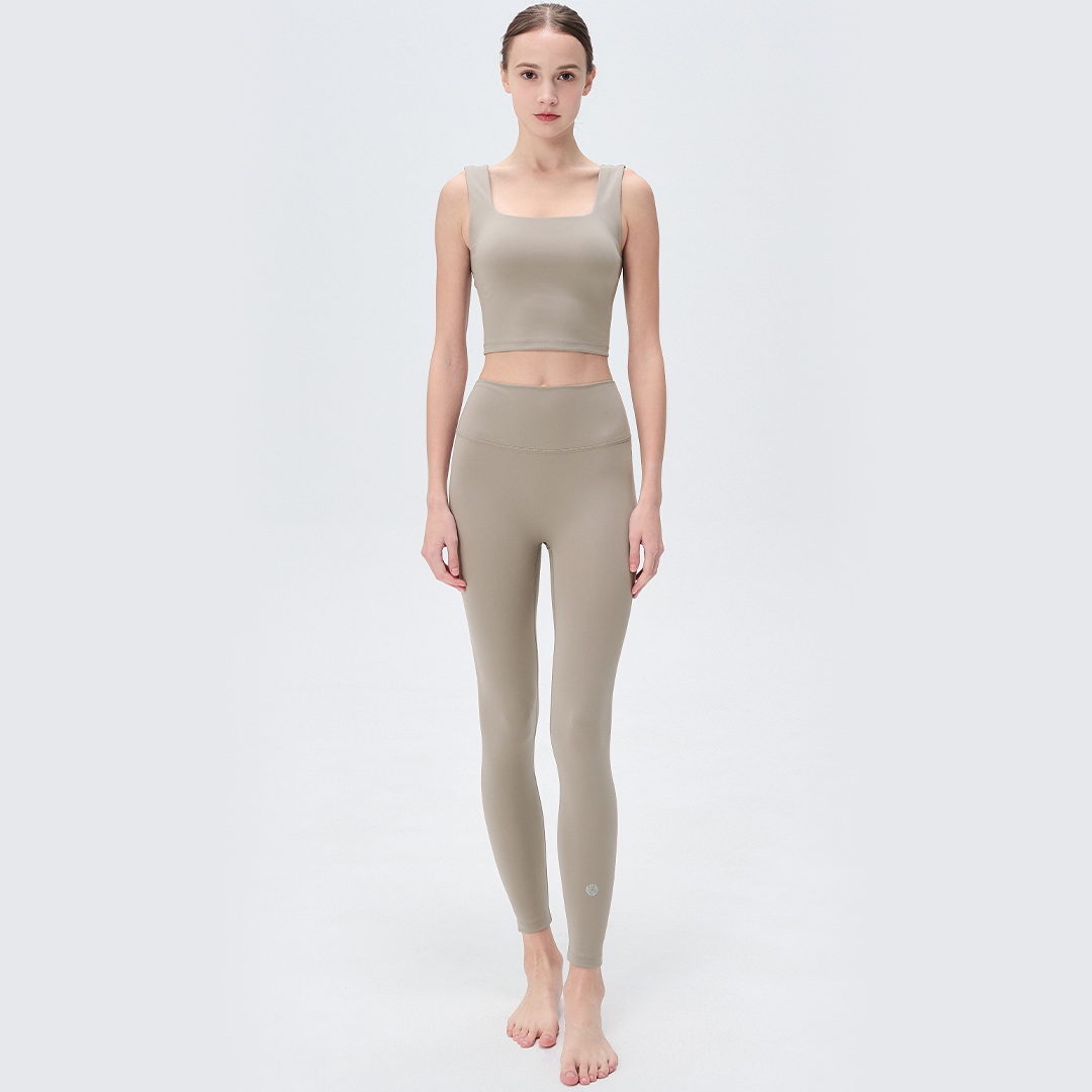 easyoga 美品　Uシェイプスムースクロップドタンク／カーキ SALE 30%OFF】シンプルツイストクロップドタンク／ドーンブルー
