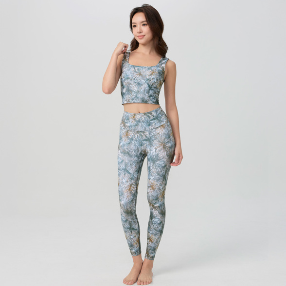 イージーヨガ☆新品未使用☆カップ付きタンクトップ Uシェイプスムースクロップドタンク／ネイビー |イージーヨガ通販