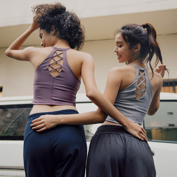 シンプリファイホルターネッククロップドタンク／ブリックレッド